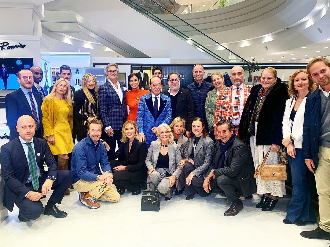 Félix Ramiro rodeado de amigos y clientes en El Corte Inglés de Santander.