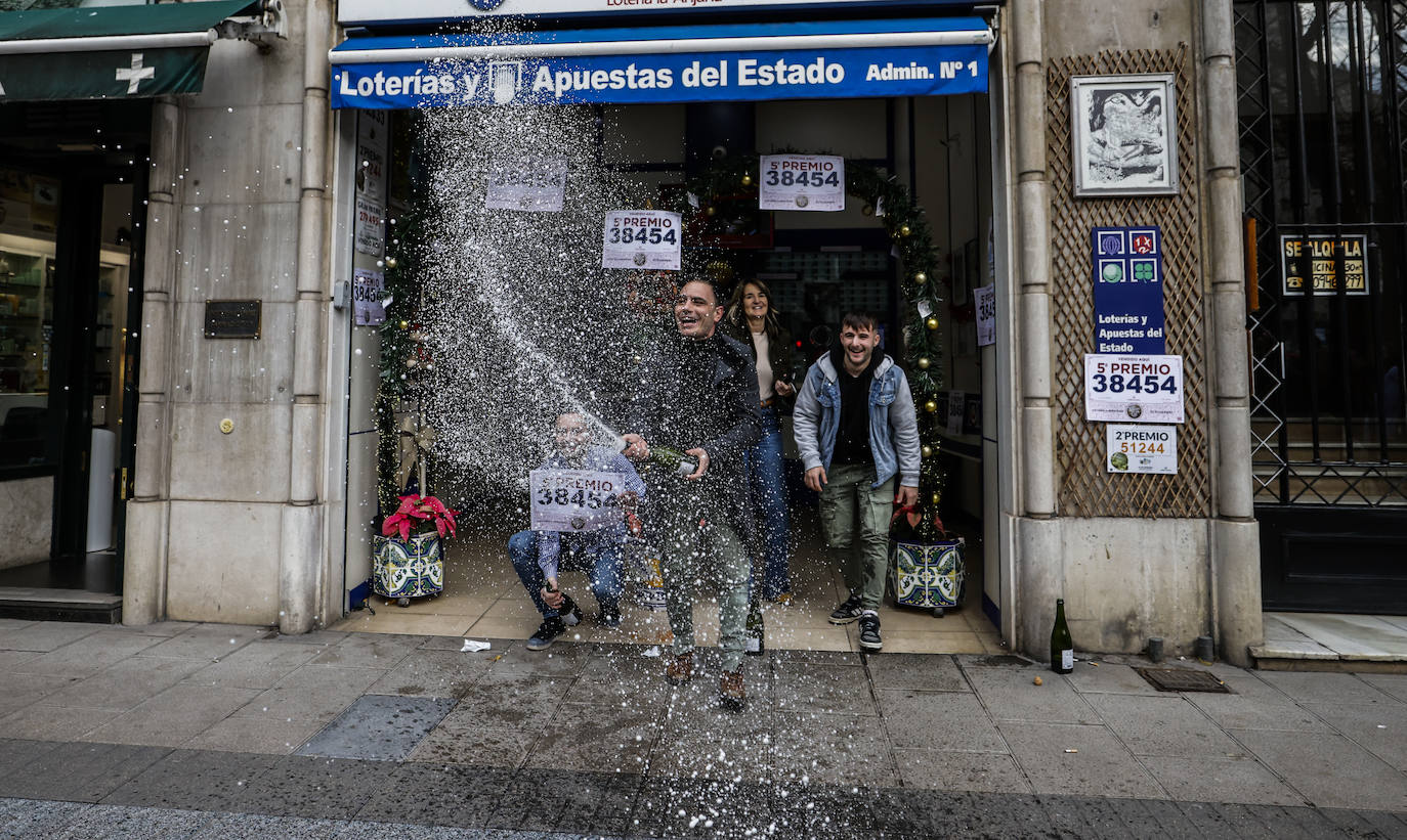 Fotos: Doble celebración en Calvo Sotelo, tras vender un cuarto y un quinto premios