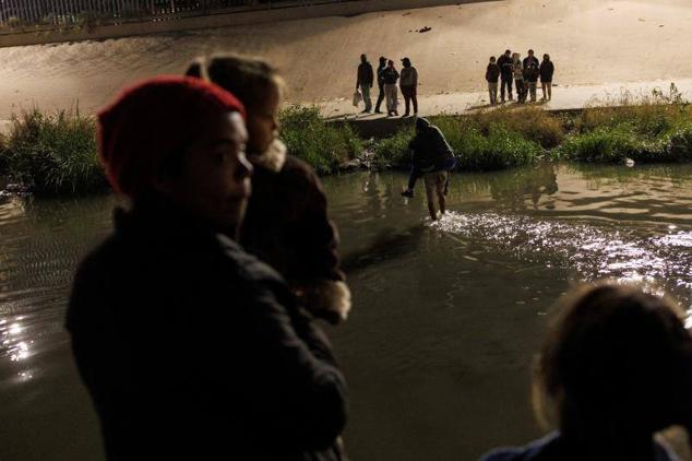 Migrantes cruzan el río Bravo desde la orilla mexicana a la altura de Ciudad Juárez.