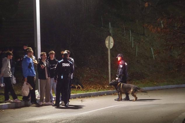 Los agentes municipales no permitieron a los grupos de jóvenes pararse en el parque