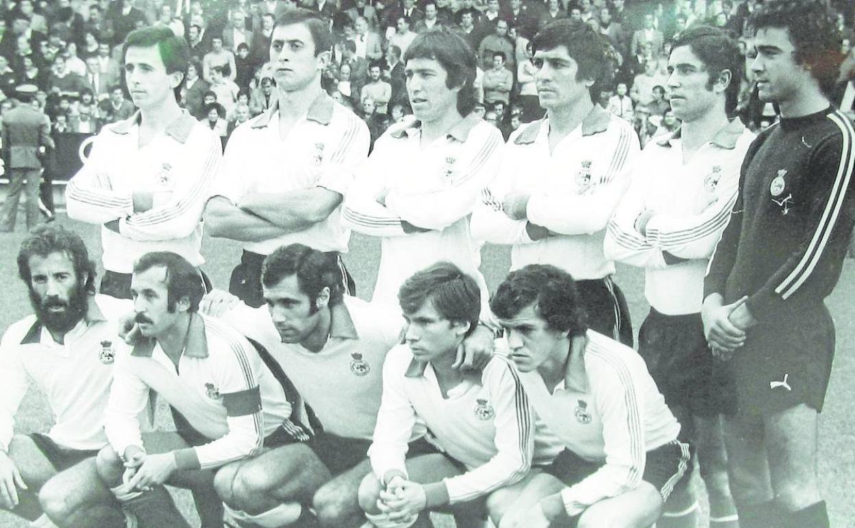 Equipo racinguista de la temporada 1976-77.De izquierda a derecha: Díaz, Camus, Geñupi, Chinchón, Portu y Damas. Agachados, Quinito, Juan Carlos, Aitor Aguirre, Barrero y Zuviría, Agachados, 