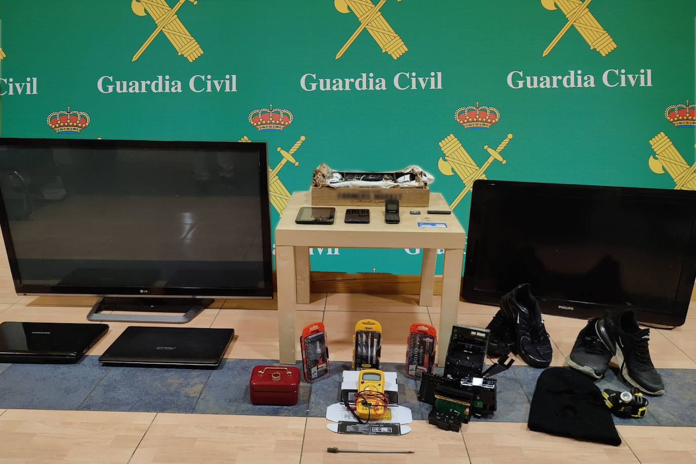 Algunos de los bbjetos que habían robado y que han sido recuperados por la Guardia Civil.