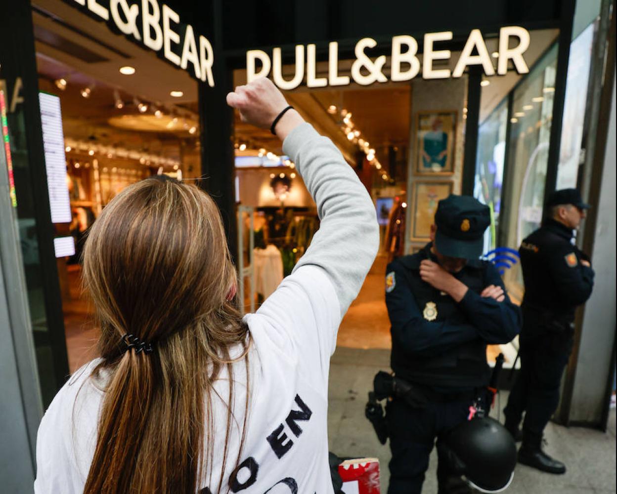 Una trabajadora se menifiesta ante una tienda de Pull&Bear en La Coruña.