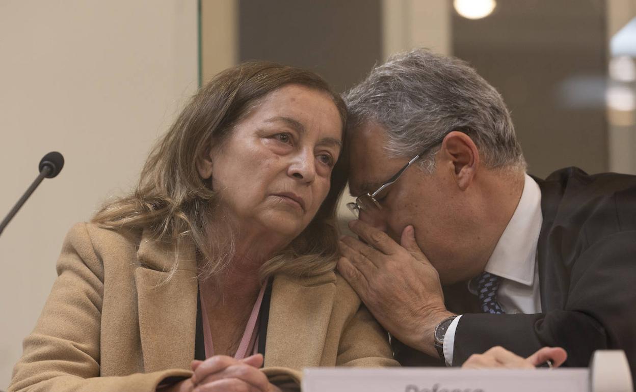 Carmen Merino conversa con su abogado durante el juicio celebrado en noviembre.