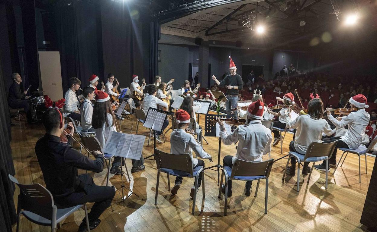 La Escuela de Música de Camargo ofreció su tradicional concierto de Navidad.