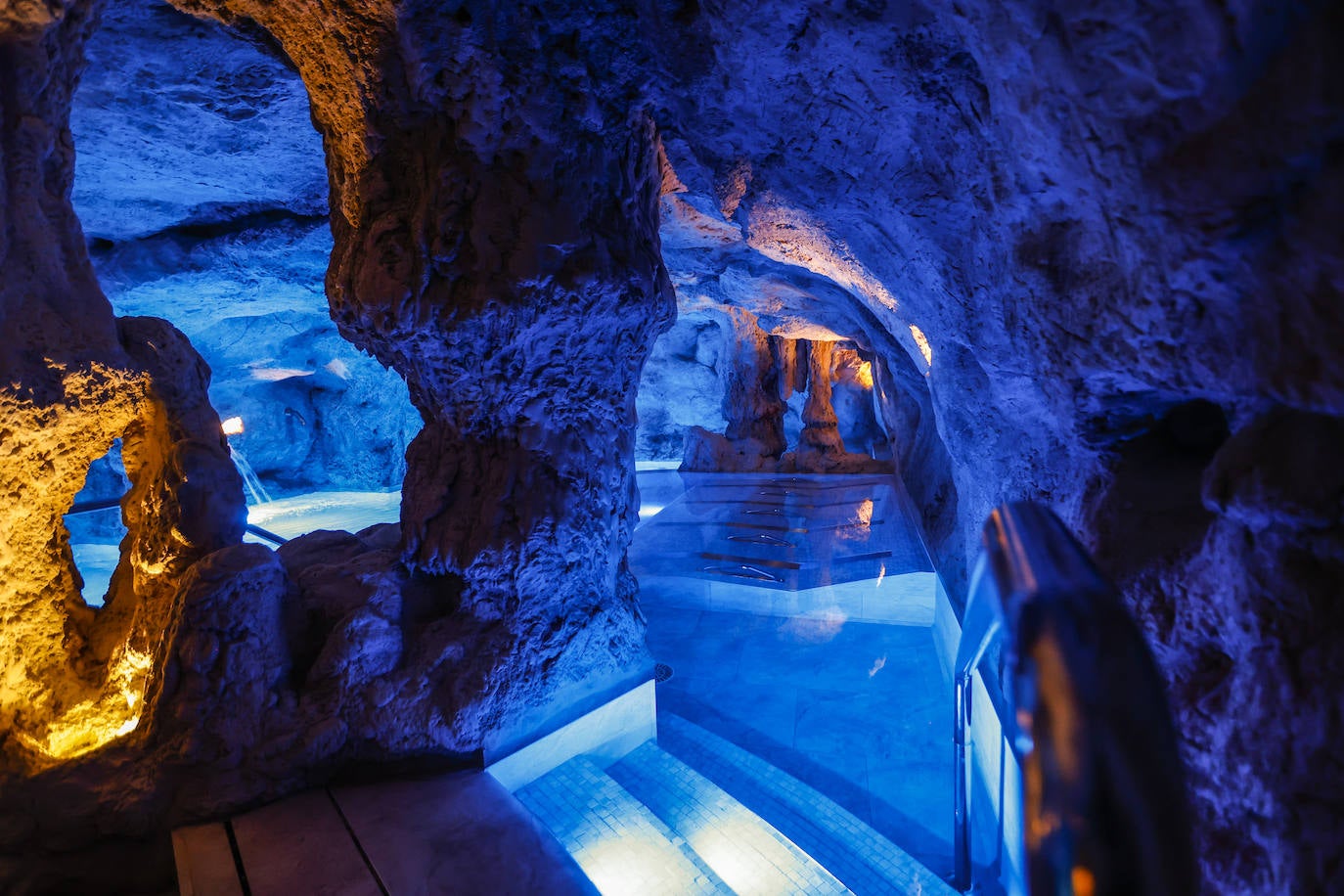 El Gran Hotel Balneario de Puente Viesgo dota al 'Templo del agua' de un nuevo espacio donde se recrean los techos de las cuevas del Monte Castillo.