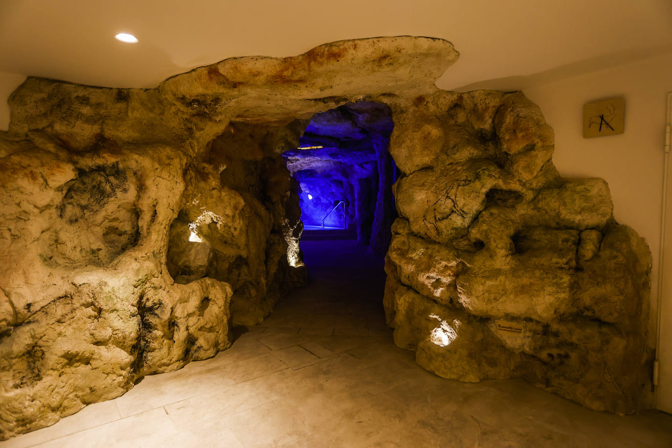 El Gran Hotel Balneario de Puente Viesgo dota al 'Templo del agua' de un nuevo espacio donde se recrean los techos de las cuevas del Monte Castillo.