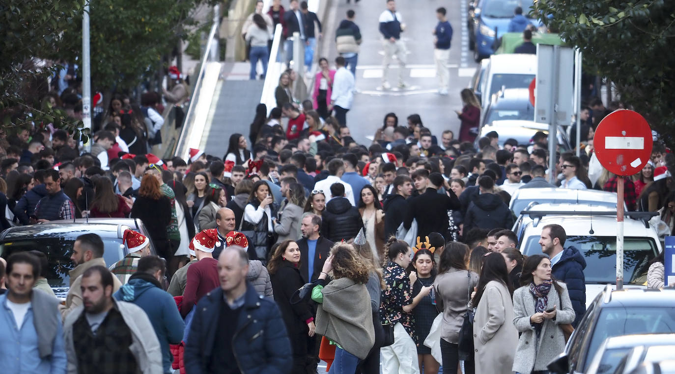 Cientos de personas han vuelto a concentrarse en la zona centro de la capital cántabra, especialmente por Peña Herbosa, tomada por los gorros de Papá Noel y los jerséis navideños