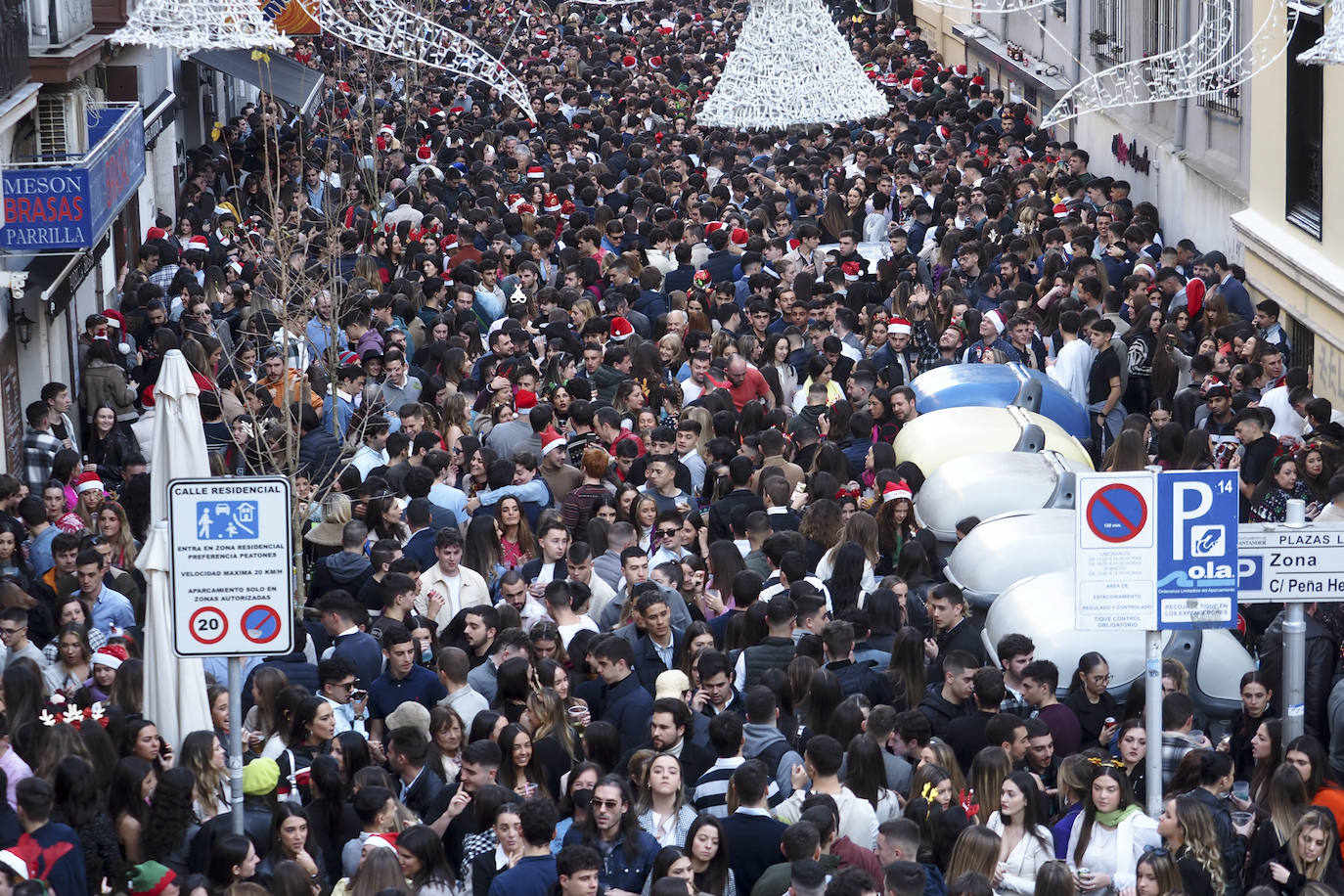 Cientos de personas han vuelto a concentrarse en la zona centro de la capital cántabra, especialmente por Peña Herbosa, tomada por los gorros de Papá Noel y los jerséis navideños