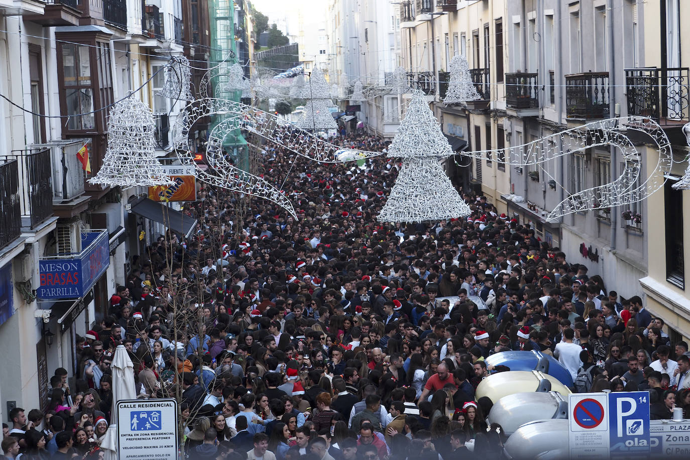 Cientos de personas han vuelto a concentrarse en la zona centro de la capital cántabra, especialmente por Peña Herbosa, tomada por los gorros de Papá Noel y los jerséis navideños