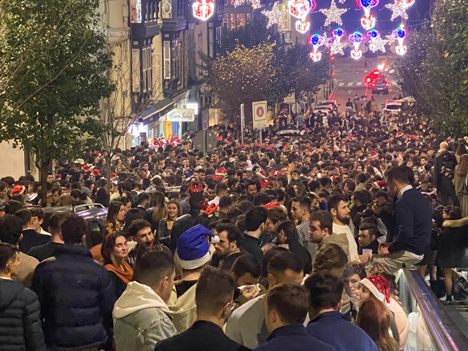 Cientos de personas han vuelto a concentrarse en la zona centro de la capital cántabra, especialmente por Peña Herbosa, tomada por los gorros de Papá Noel y los jerséis navideños