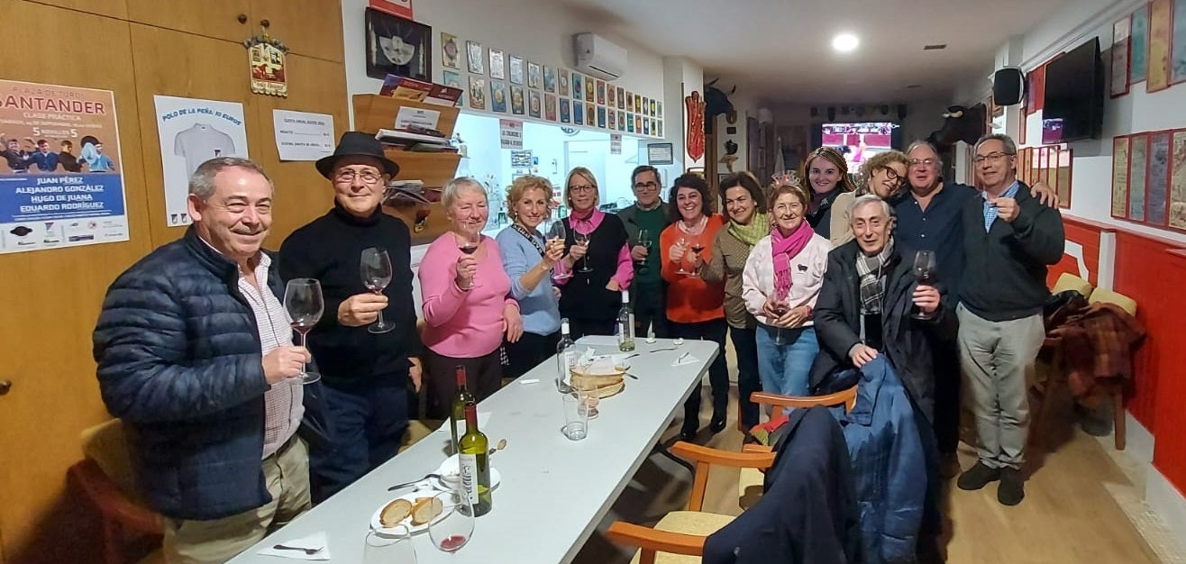 Mari Carmen Ramírez Saiz envía esta fotografía de la cena de los vecinos de la comunidad de Padre Rábago 14 con motivo de la Navidad. Este año se han reunido en la peña taurina situada en su misma calle.