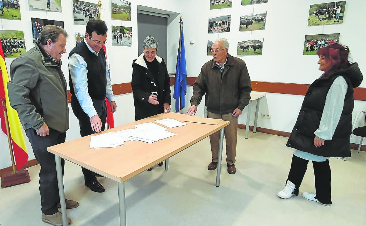 Recuento de firmas en el Ayuntamiento de Ruente. 