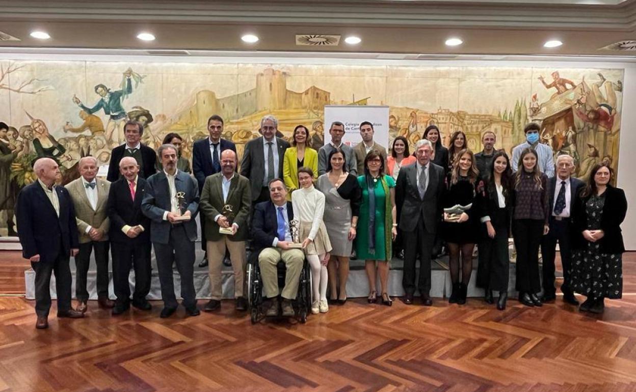 Foto de familia de los premiados y las autoridades que asistieron a la gala celebrada en el Hotel Bahía.