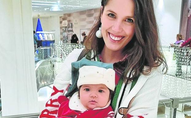 Clara Pérez Villalón y su hijo Diego.