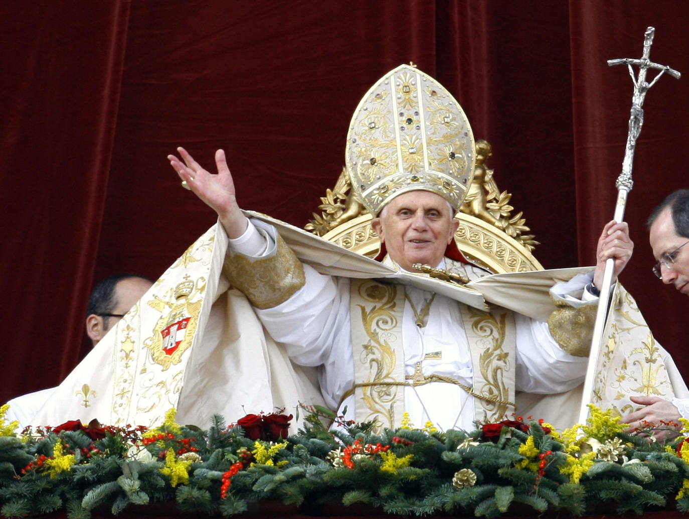 Benedicto XVI saluda a los fieles para entregar su mensaje Urbi et Orbi durante un festejo navideño.