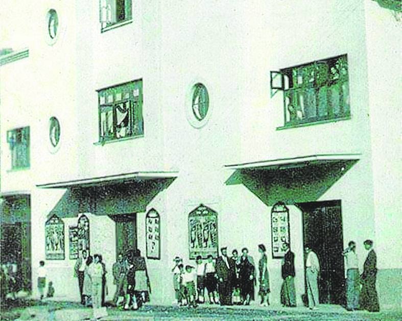 Junto a las antiguas escuelas se levantaba el cine María Luisa