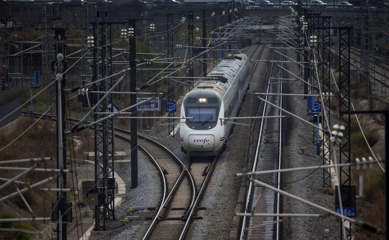 Un tren de alta velocidad saliendo desde Barcelona