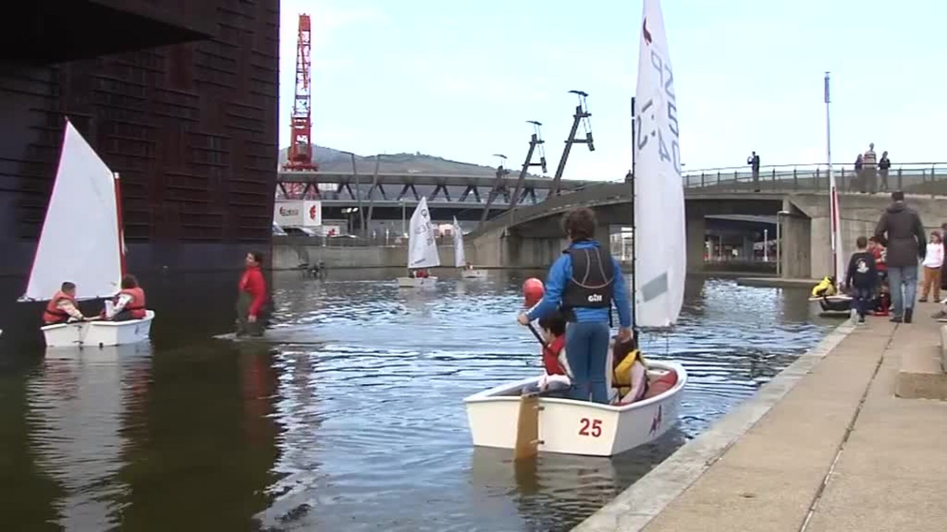 Decenas de niños aprenden a navegar a vela en el lago del Palacio Euskalduna de Bilbao
