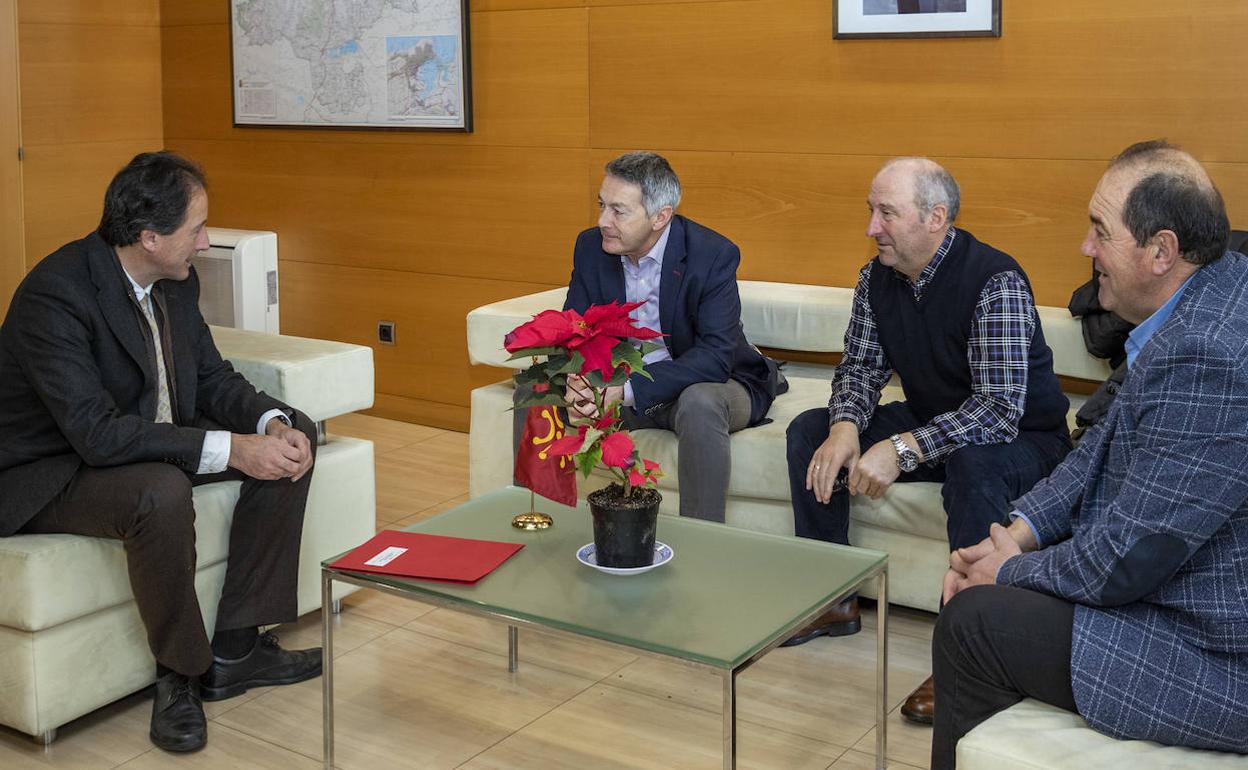 El consejero de Obras Públicas junto con el alcalde de Campoo de Enmedio y miembros de su equipo.