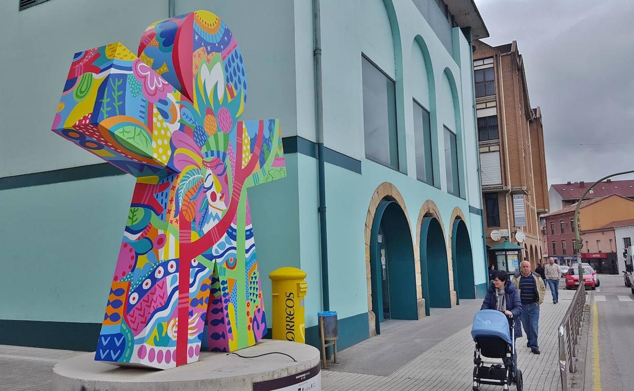 El Ayuntamiento ha colocado un cartel dando nombre al Teatro Municipal de Los Corrales de Buelna, a punto de cumplir sus primeros veinte años. 