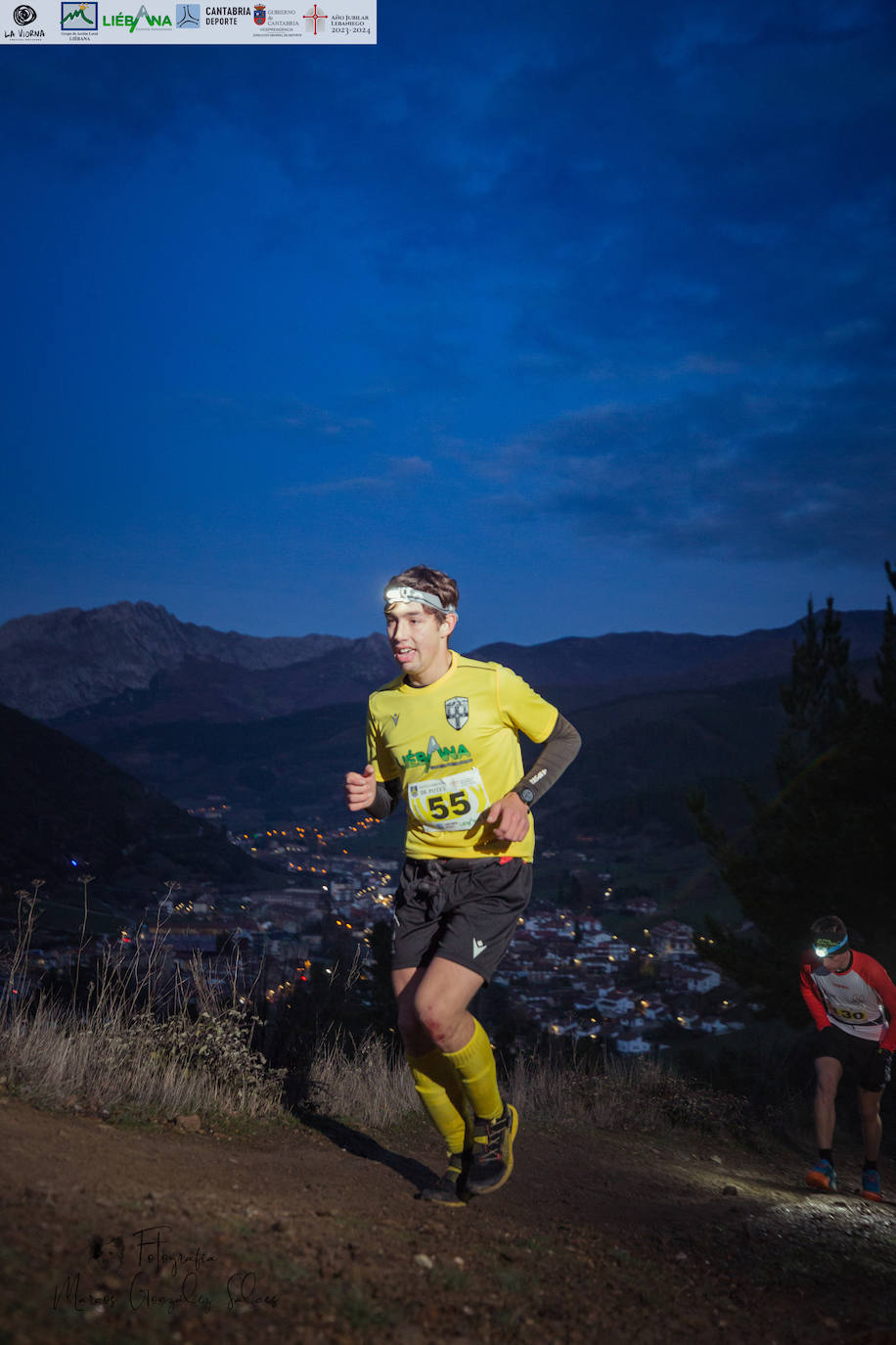 Guillermo Ramos y Tamara Crespo fueron los ganadores de la primera edición de La Viorna Vertical Nocturna, que se disputó entre la villa de Potes y las inmediaciones de la cumbre del monte Viorna y que fue organizada por el club Kilómetro Vertical Fuente Dé y por el Ayuntamiento de Potes. La carrera, con fuertes pendientes, de tres kilómetros de subida y 700 metros de desnivel, sufrió un cambio de recorrido en el final de carrera y terminó en el Llano del Arciluengo. 
