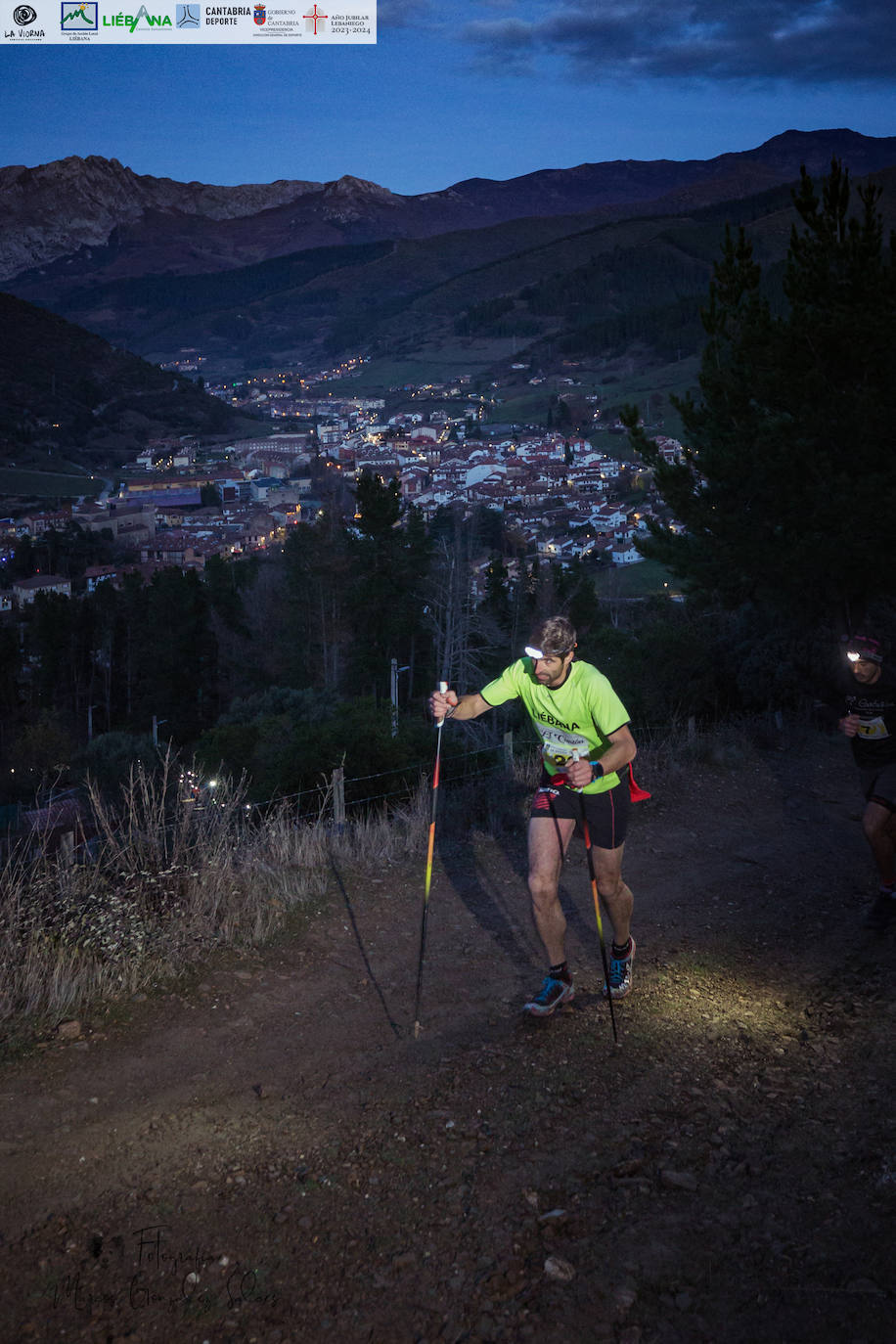Guillermo Ramos y Tamara Crespo fueron los ganadores de la primera edición de La Viorna Vertical Nocturna, que se disputó entre la villa de Potes y las inmediaciones de la cumbre del monte Viorna y que fue organizada por el club Kilómetro Vertical Fuente Dé y por el Ayuntamiento de Potes. La carrera, con fuertes pendientes, de tres kilómetros de subida y 700 metros de desnivel, sufrió un cambio de recorrido en el final de carrera y terminó en el Llano del Arciluengo. 