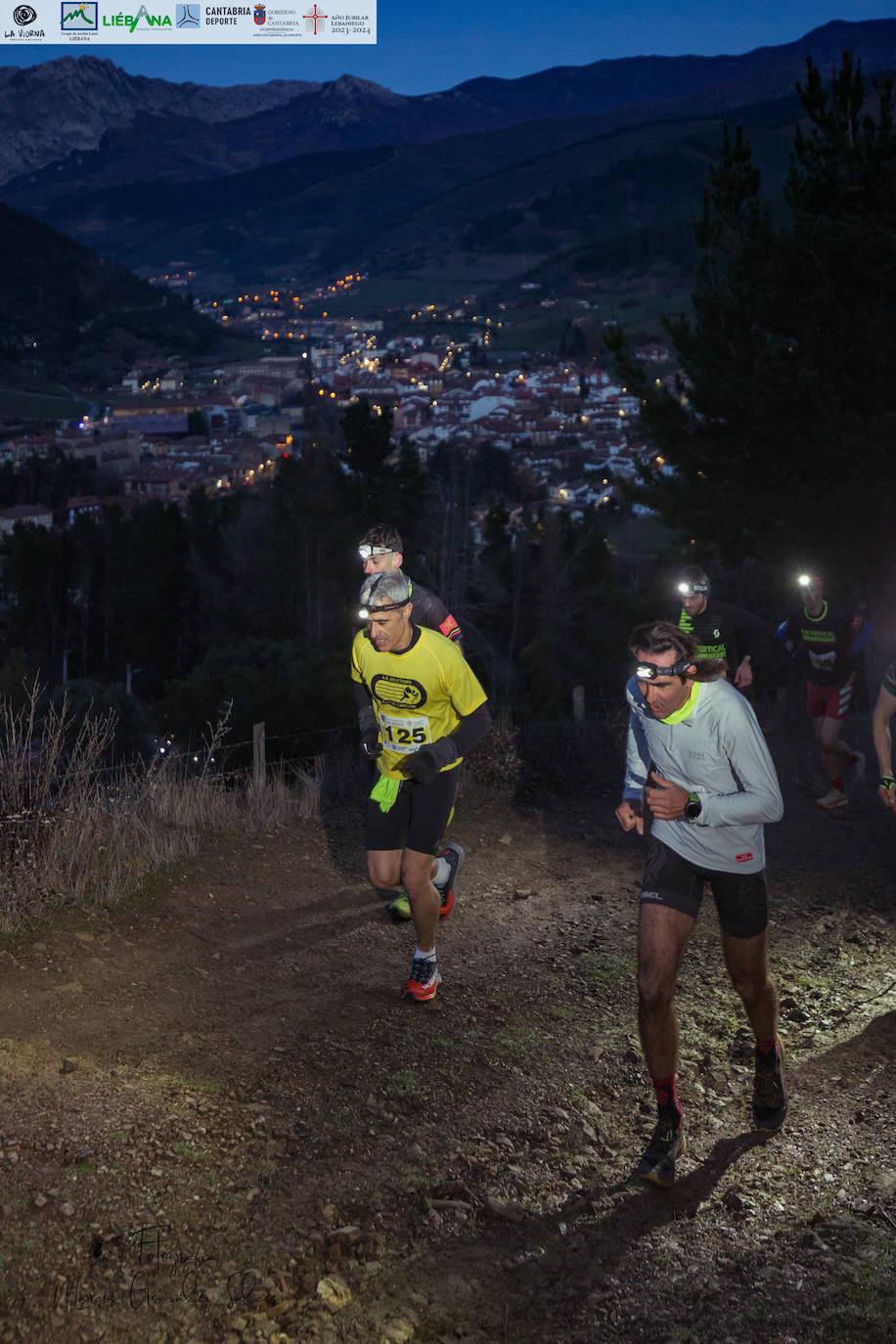 Guillermo Ramos y Tamara Crespo fueron los ganadores de la primera edición de La Viorna Vertical Nocturna, que se disputó entre la villa de Potes y las inmediaciones de la cumbre del monte Viorna y que fue organizada por el club Kilómetro Vertical Fuente Dé y por el Ayuntamiento de Potes. La carrera, con fuertes pendientes, de tres kilómetros de subida y 700 metros de desnivel, sufrió un cambio de recorrido en el final de carrera y terminó en el Llano del Arciluengo. 