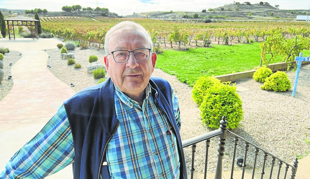 Jesús Tudanca, en la terraza de uno de los hoteles, en Aranda, con el viñedo al fondo . 