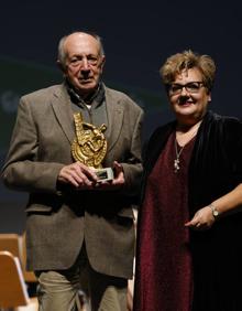 Imagen secundaria 2 - Arriba, Gema Igual entrega a Gemma Mengual el Premio Cantabria. Abajo, la joven Naara Miranda recibe el premio de manos de Pedro López y Rafael Fuentevilla el Premio Bolístico, entregado por Merche Viota.