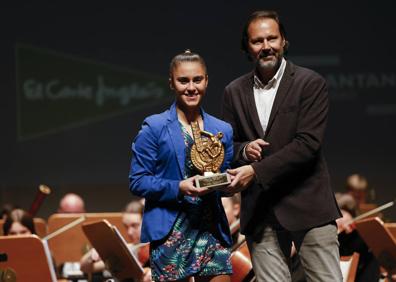 Imagen secundaria 1 - Arriba, Gema Igual entrega a Gemma Mengual el Premio Cantabria. Abajo, la joven Naara Miranda recibe el premio de manos de Pedro López y Rafael Fuentevilla el Premio Bolístico, entregado por Merche Viota.