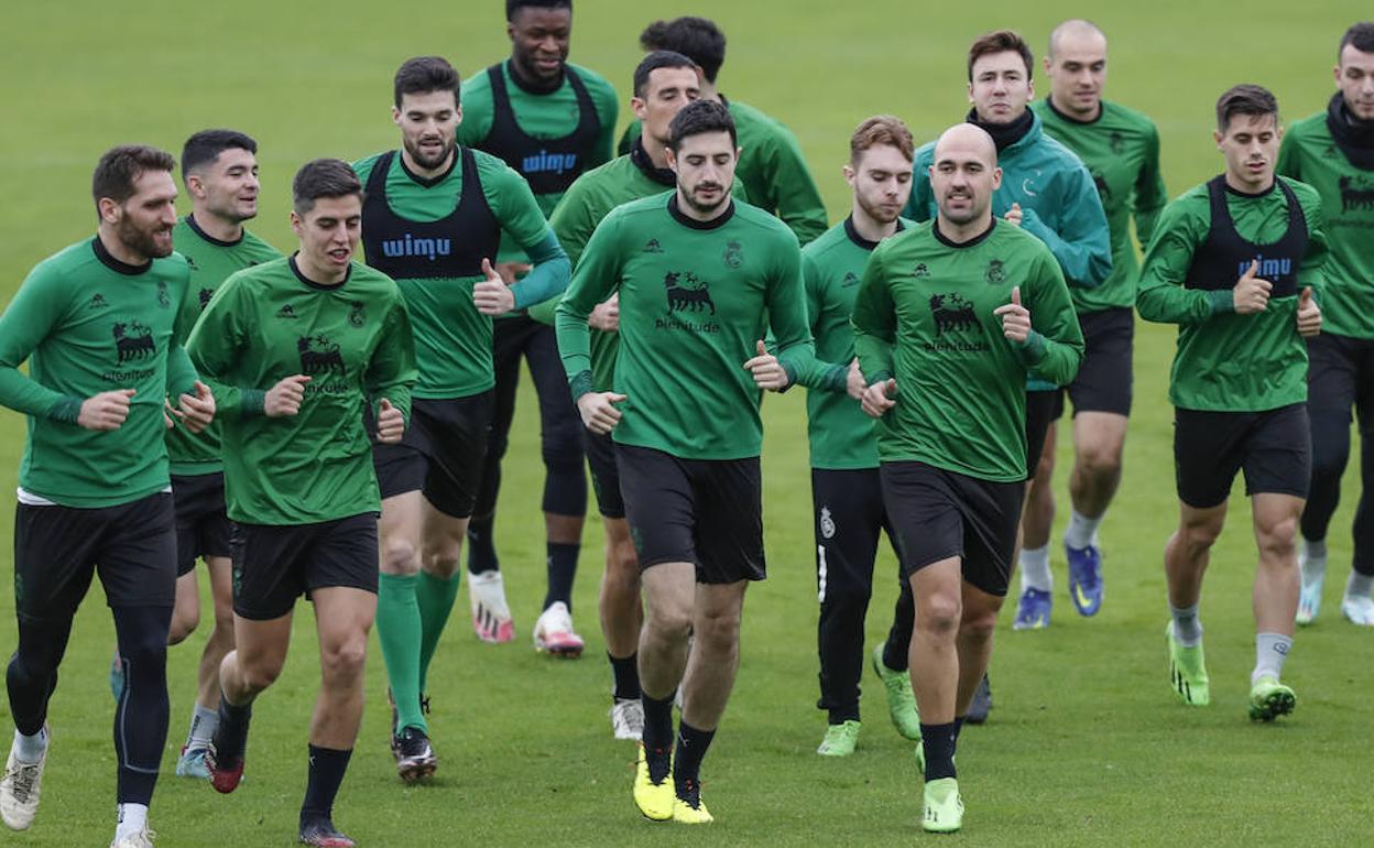 La plantilla, en La Albericia durante el primer entrenamiento a las órdenes de José Alberto, el nuevo técnico racinguista.