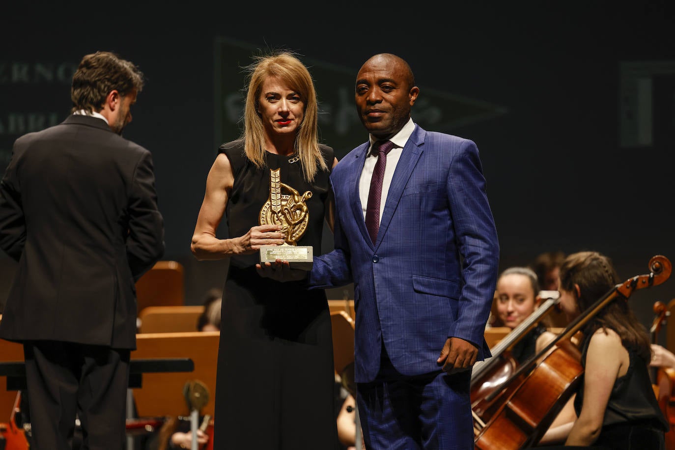 Irene Pelayo recibió el premio de manos de David Monsuy, periodista deportivo de Guinea Ecuatorial.