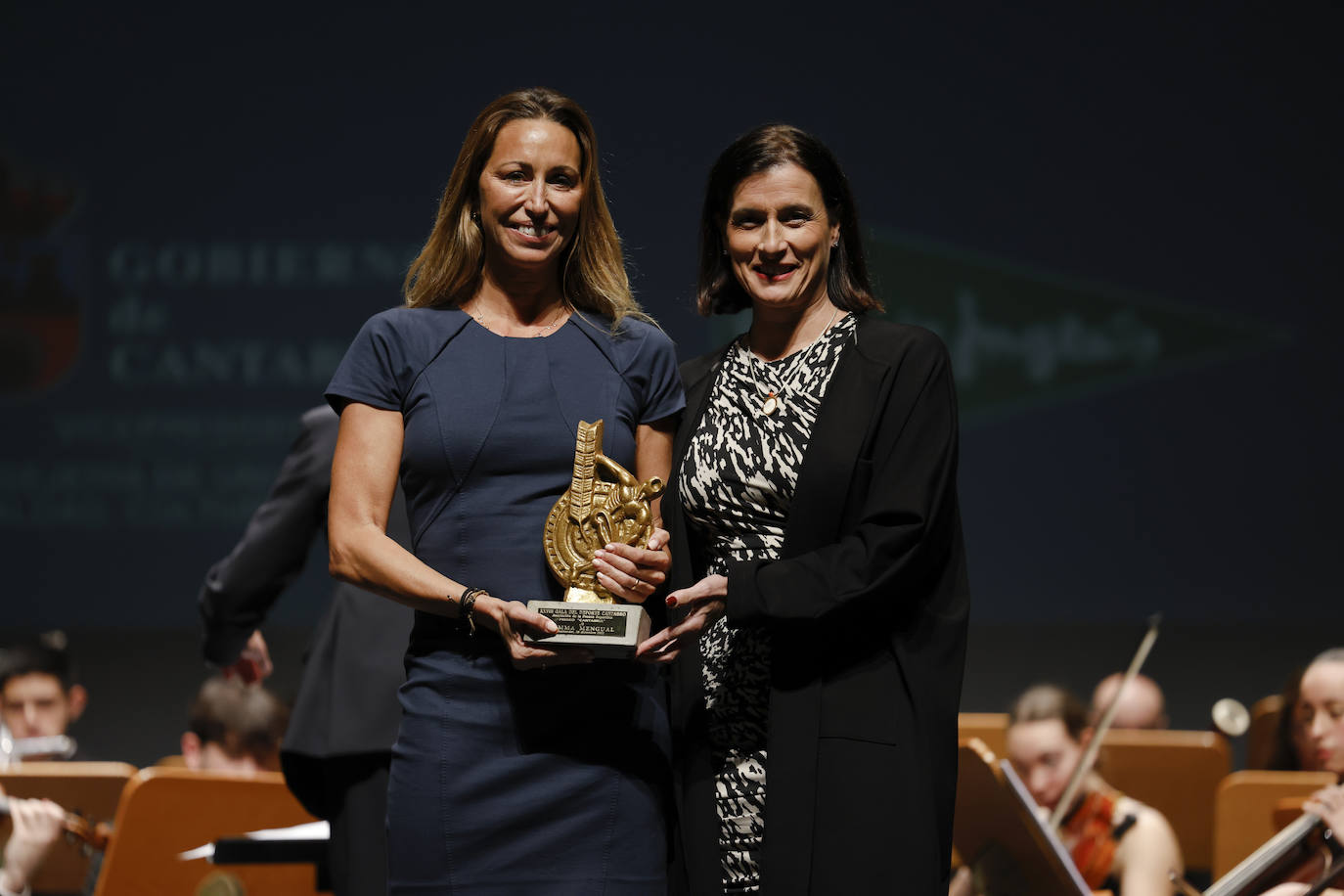 Gemma Mengual recibió el premio de manos de la alcaldesa de Santander, Gema Igual.