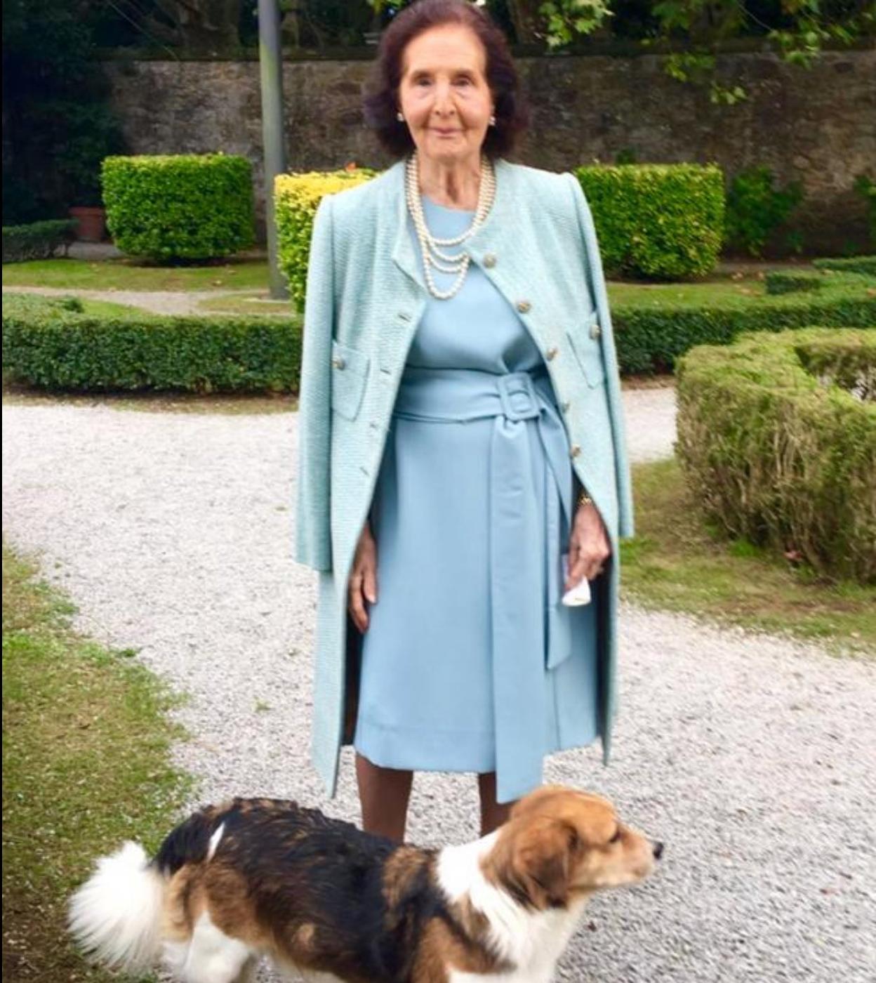 María Rosa, de paseo con su perro. 