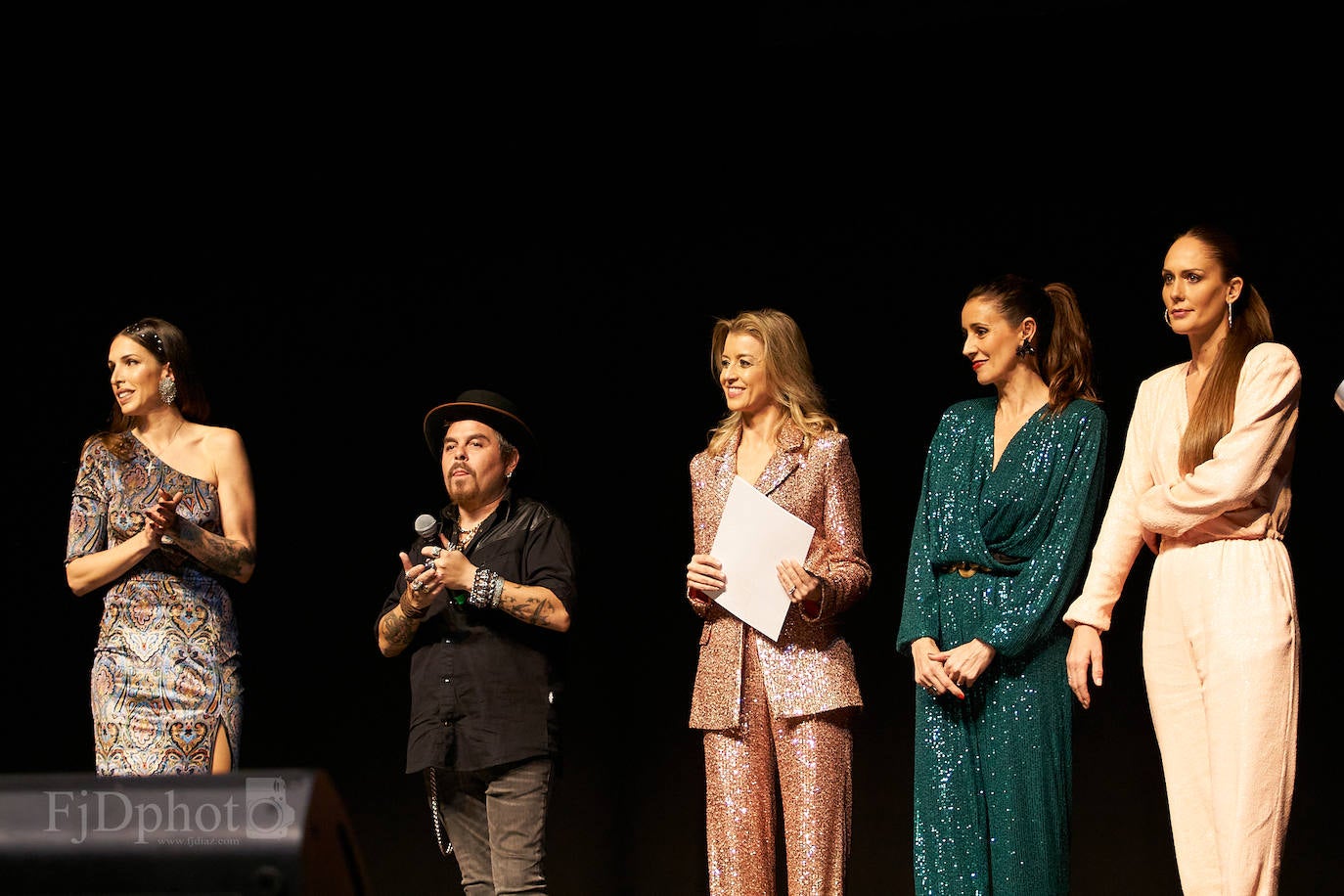 Veinticinco artistas y creadores cántabros mostraron su arte en el Teatro Concha Espina durante la Gala Solidaria de Navidad para recaudar fondos para al Banco de Alimentos, Cáritas y la Cocina Económica