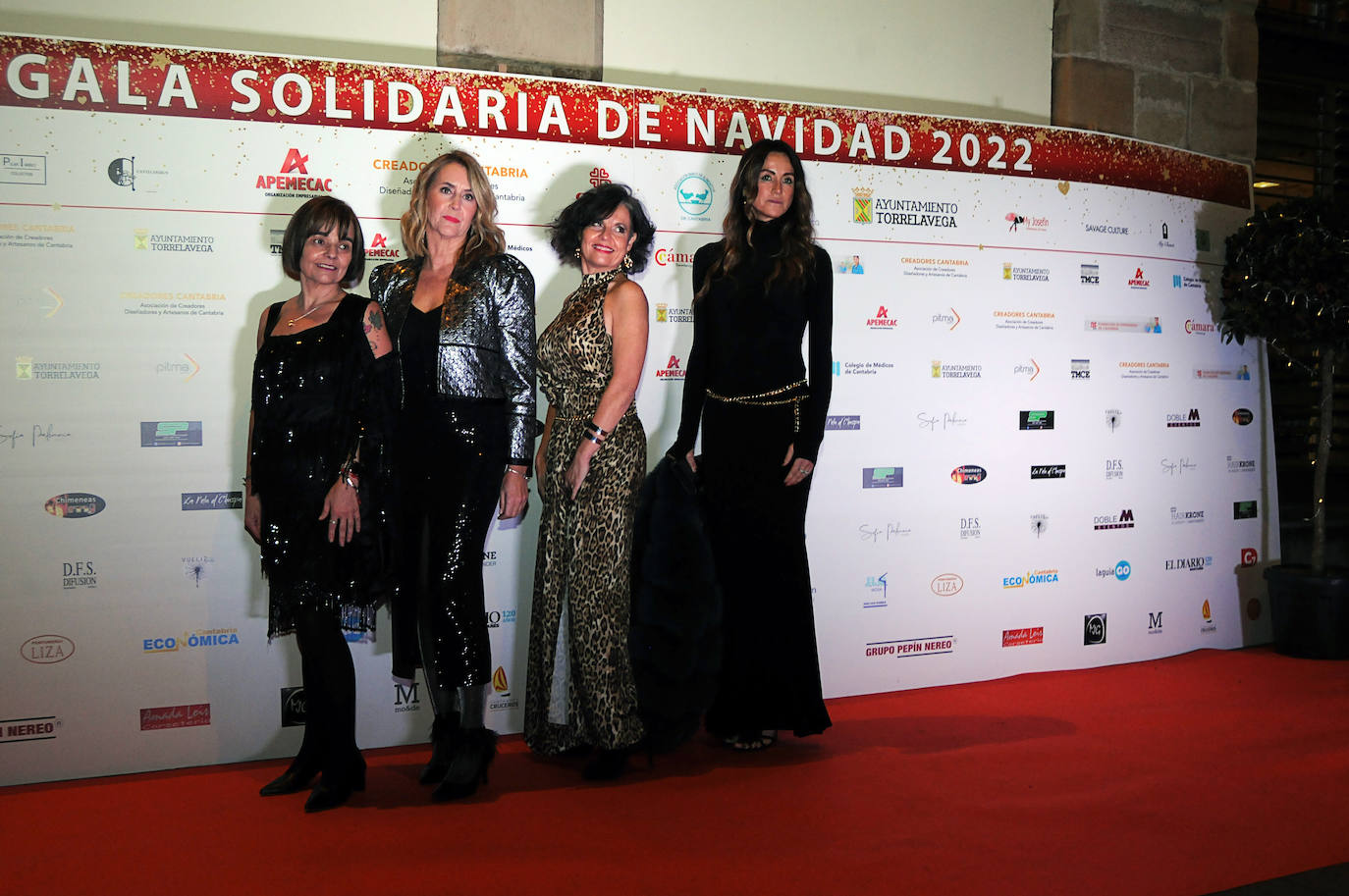 Veinticinco artistas y creadores cántabros mostraron su arte en el Teatro Concha Espina durante la Gala Solidaria de Navidad para recaudar fondos para al Banco de Alimentos, Cáritas y la Cocina Económica