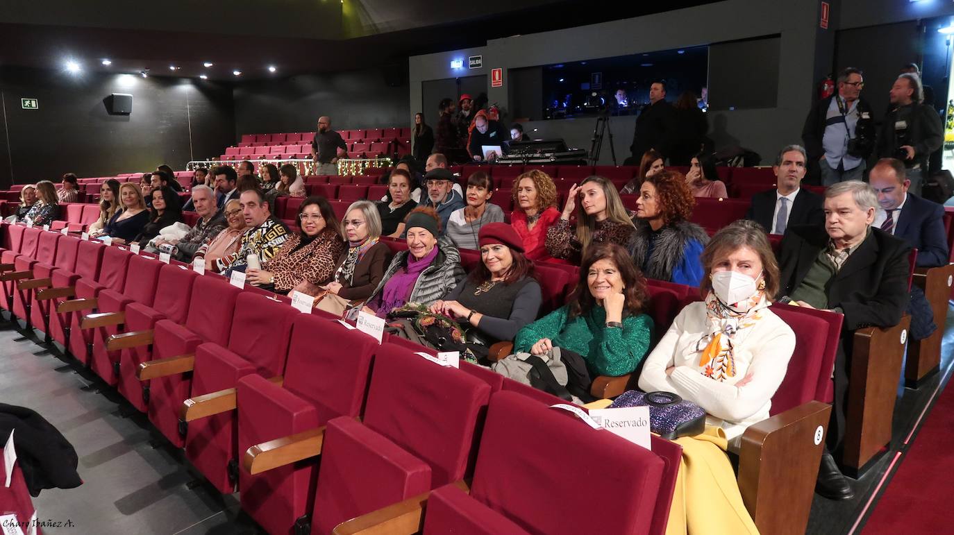 Veinticinco artistas y creadores cántabros mostraron su arte en el Teatro Concha Espina durante la Gala Solidaria de Navidad para recaudar fondos para al Banco de Alimentos, Cáritas y la Cocina Económica