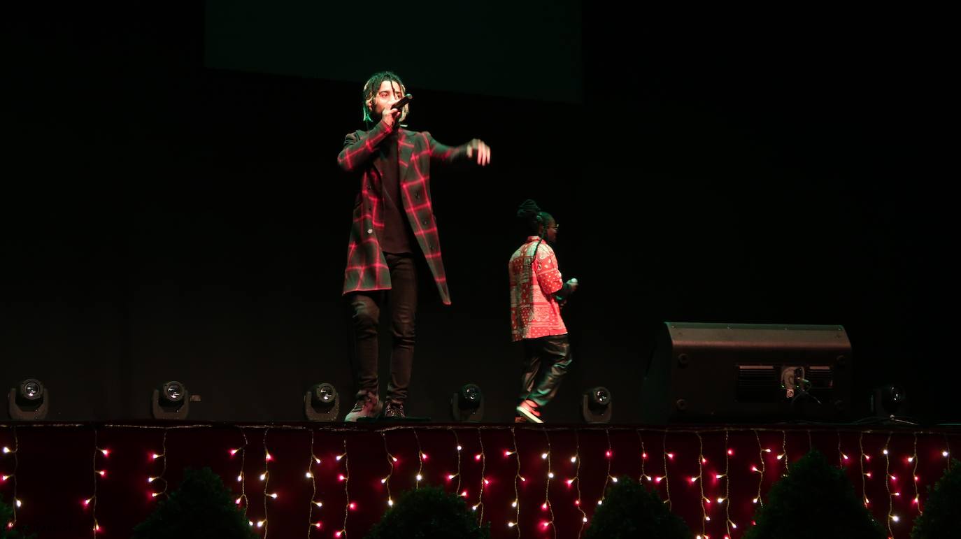 Veinticinco artistas y creadores cántabros mostraron su arte en el Teatro Concha Espina durante la Gala Solidaria de Navidad para recaudar fondos para al Banco de Alimentos, Cáritas y la Cocina Económica