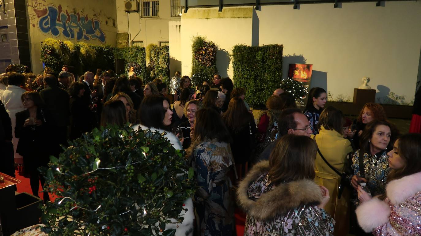 Veinticinco artistas y creadores cántabros mostraron su arte en el Teatro Concha Espina durante la Gala Solidaria de Navidad para recaudar fondos para al Banco de Alimentos, Cáritas y la Cocina Económica