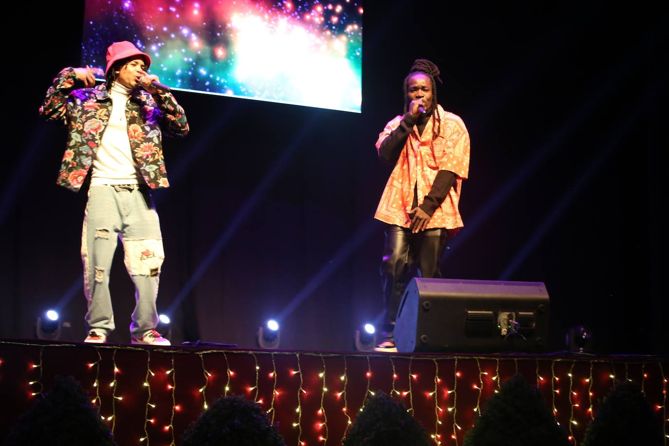 Veinticinco artistas y creadores cántabros mostraron su arte en el Teatro Concha Espina durante la Gala Solidaria de Navidad para recaudar fondos para al Banco de Alimentos, Cáritas y la Cocina Económica