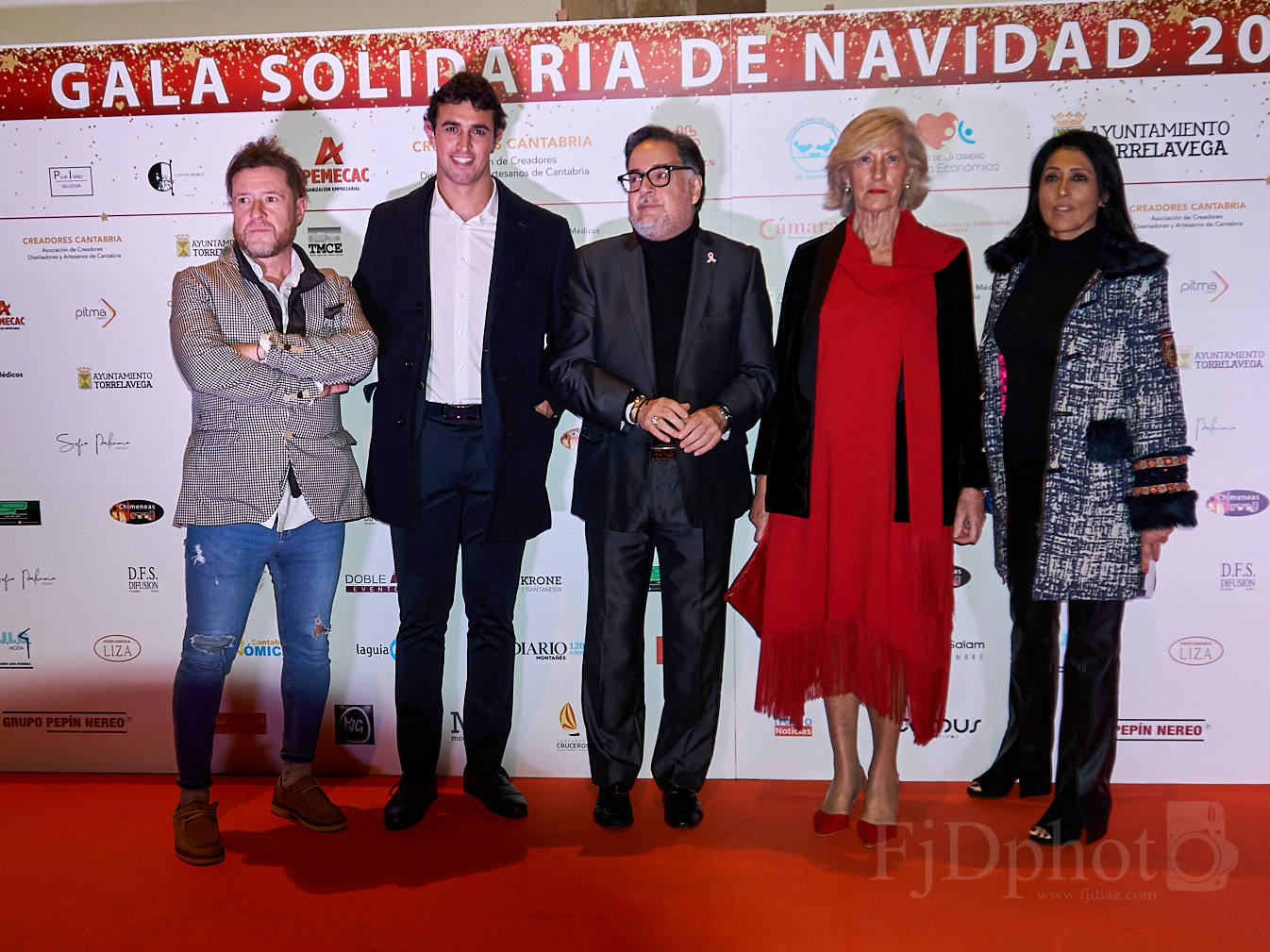 Veinticinco artistas y creadores cántabros mostraron su arte en el Teatro Concha Espina durante la Gala Solidaria de Navidad para recaudar fondos para al Banco de Alimentos, Cáritas y la Cocina Económica