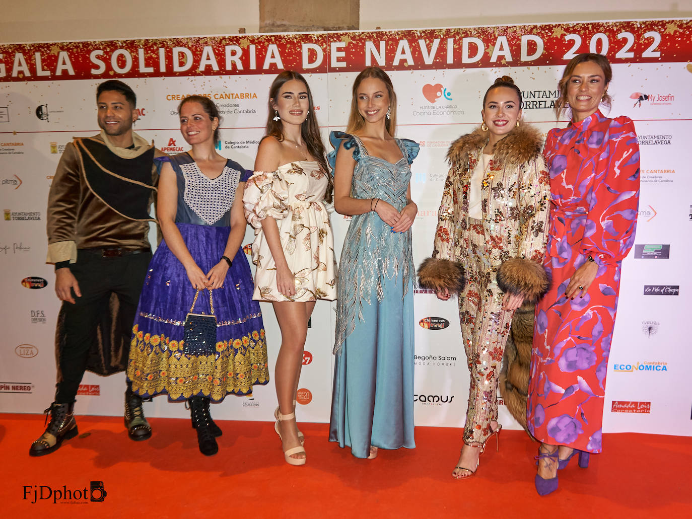 Veinticinco artistas y creadores cántabros mostraron su arte en el Teatro Concha Espina durante la Gala Solidaria de Navidad para recaudar fondos para al Banco de Alimentos, Cáritas y la Cocina Económica