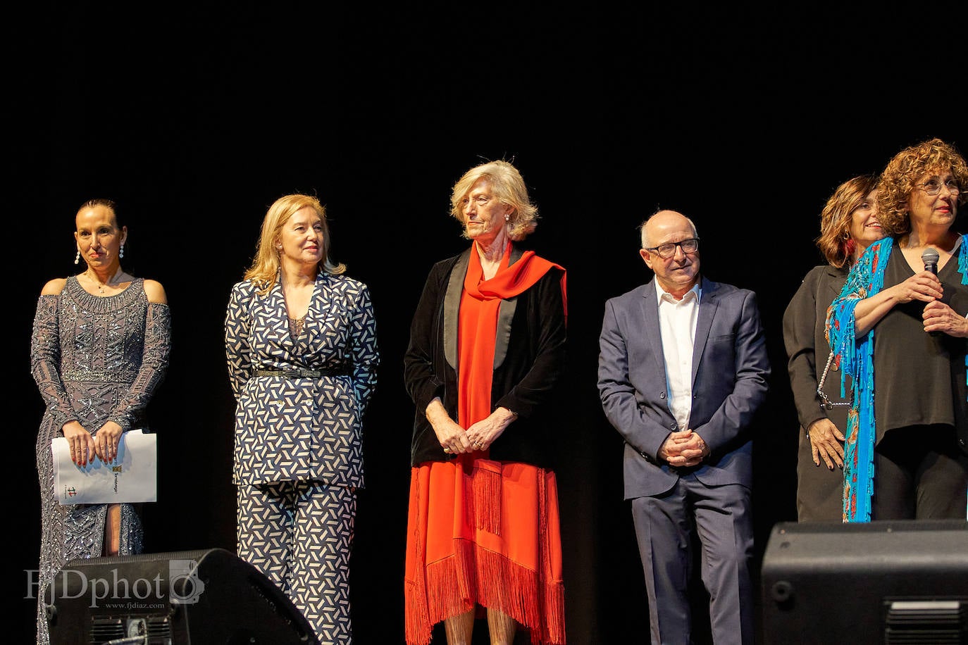 Veinticinco artistas y creadores cántabros mostraron su arte en el Teatro Concha Espina durante la Gala Solidaria de Navidad para recaudar fondos para al Banco de Alimentos, Cáritas y la Cocina Económica