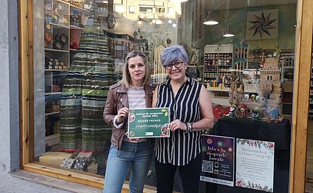 Imagen principal - Arriba, la concejala Rola Palacio junto al escaparate y la responsable de la tienda A Punto Cangrejo. Abajo, ante el escaparate de Moán Modas; y trabajadoras del establecimiento Pan Menesa. 