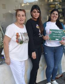 Imagen secundaria 2 - Arriba, la concejala Rola Palacio junto al escaparate y la responsable de la tienda A Punto Cangrejo. Abajo, ante el escaparate de Moán Modas; y trabajadoras del establecimiento Pan Menesa. 