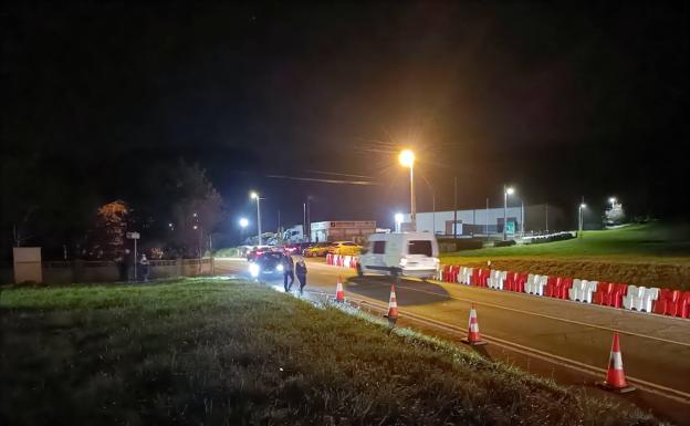 La carretera nacional que da acceso a la casa se ha balizado