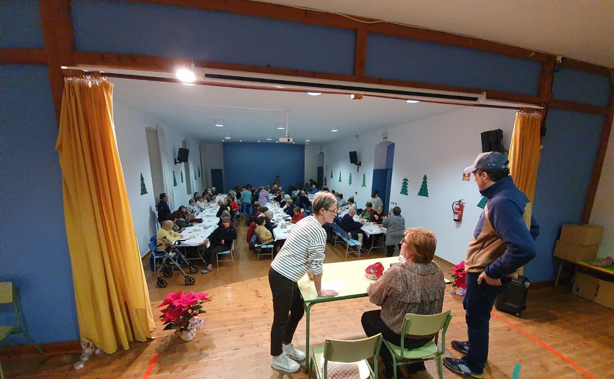 El alcalde de Alfoz, Enrique Bretones en el homenaje a los mayores junto a la alcaldesa en funciones Nieves Díaz. 