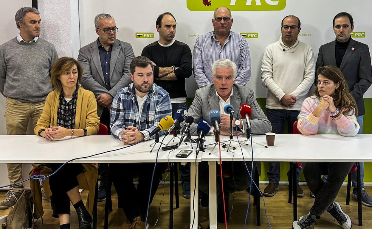 Fuentes-Pila, hoy, rodeado del comité local del PRC y el portavoz parlamentario, Pedro Hernando.