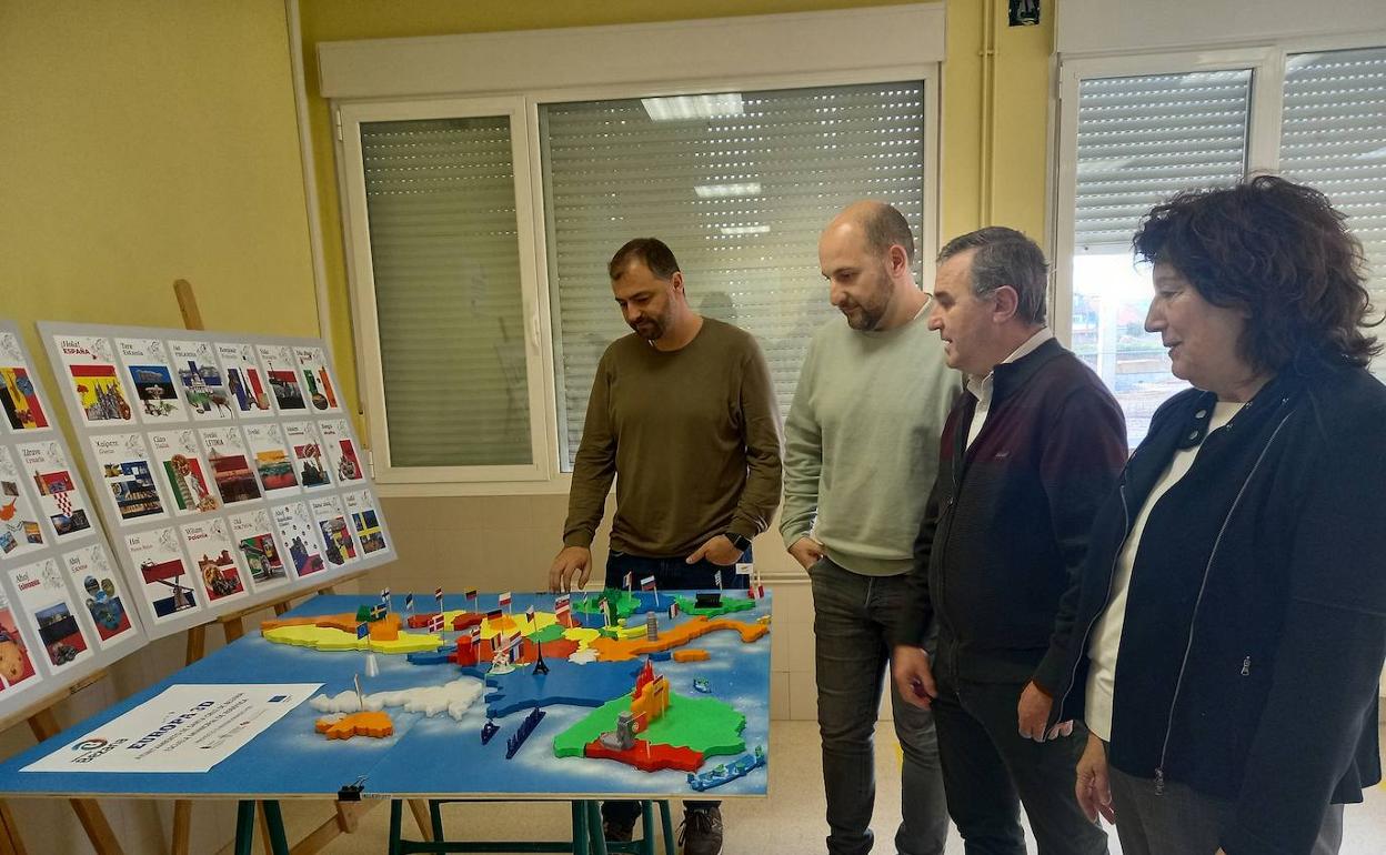 El mapa 3D que se expuso en el IES La Marina fue visitado por el alcalde, Alberto García Onandía, y varios concejales del equipo de gobierno.